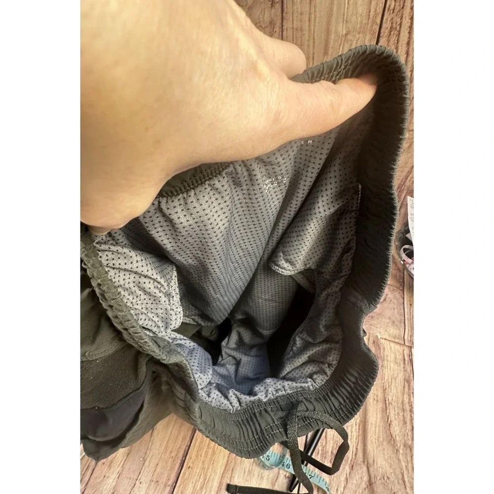 Under Armour Men Athletic Shorts Army Green MEDIUM Drawstring 26 x 6 Lined